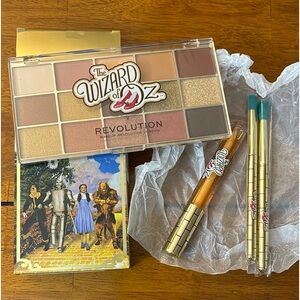The Wizard of Oz Gift Set. Revolution x The Wizard of Oz Eyeshadow Palette.